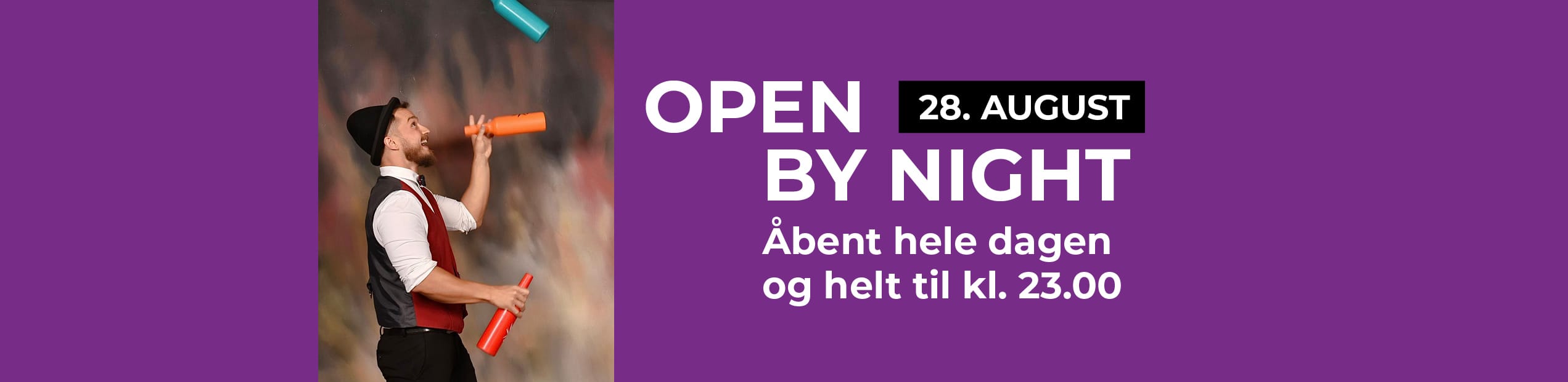 Open by night facade